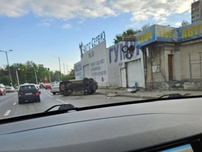 Автомобил се преобърна на бул Aкадемик Иван Ев Гешов в