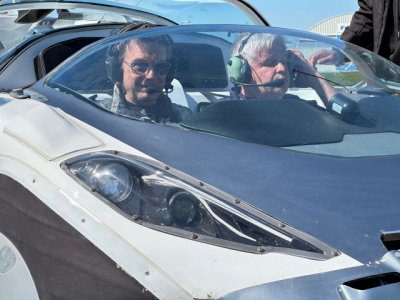 Жан-Мишел Жар се качи на първата летяща кола (ВИДЕО)