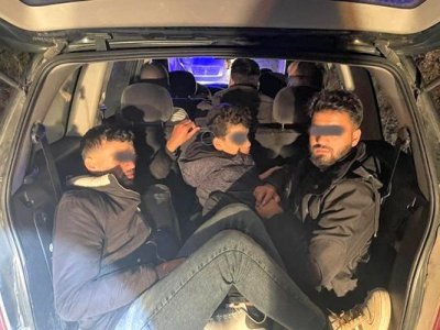 Мигранти в бус са задържани на един от входовете на София