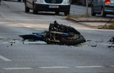 Катастрофа между мотоциклет и микробус затруднява движението по пътя Русе