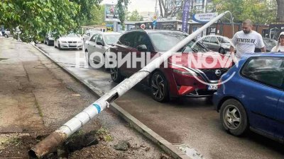Безобразие: Кран събори стълб върху кола в София (СНИМКИ)