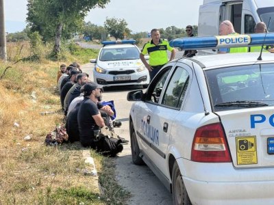 Полицаи от Областната дирекция на МВР в Хасково задържаха група