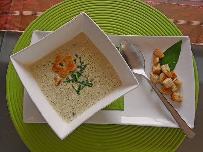Цветница с Lupa.bg: Крем супа с левурда