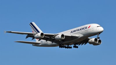 Самолет на Air France пътуващ по маршрута Осака Париж  кацна аварийно на