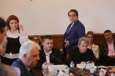 Бившият финансов министър Асен Василев бе изслушан във Временната парламентарна комисия