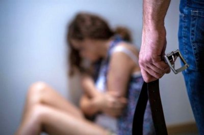 58 годишен мъж е задържан за побой над приятелката си в Пернишко съобщиха