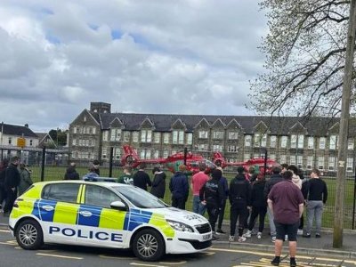 Трима души са били ранени при нападение с нож в средно училище в Уелс съобщиха от полицията Нападението е станало в