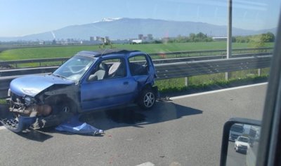 Две коли са потрошени след тежка катастрофа на Околовръстното на София (СНИМКИ)