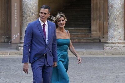 Испанският премиер Педро Санчес обяви че няма да подава оставка и ще