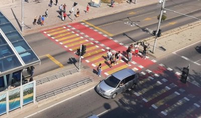 Ученичка от Бургас реши да премине на червен светофар попадна