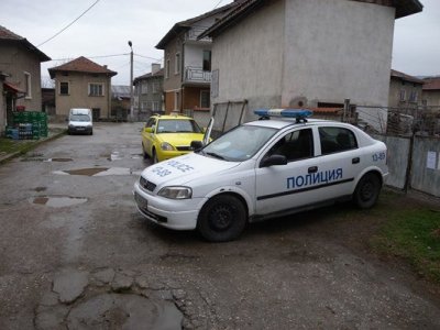 Ром ухапа полицай по корема, рани друг в ръката