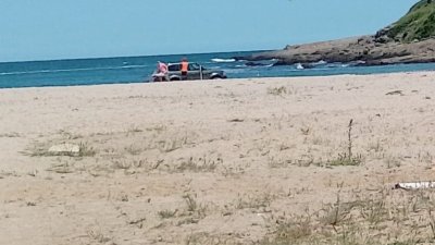Джип заседна на плажа край Арапя след като мъж и жена решили