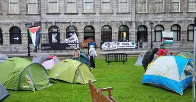 Студенти от Тринити Колидж в Дъблин протестиращи срещу войната на