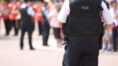 Във Великобритания четирима мъже бяха арестувани след като половин тон