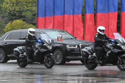 Путин показа новата си бронирана лимузина на встъпването в длъжност (СНИМКИ)