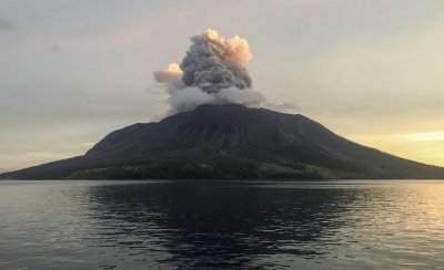 Вулканът Руанг в източната част на Индонезия изригна отново снощи