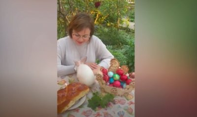 Нинова отправи пожелания за Великден в компанията на бял заек (ВИДЕО)