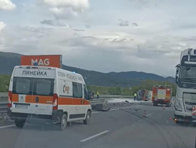 Тежка катастрофа с ТИР на автомагистрала Тракия е станала малко
