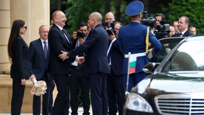 Държавният глава Румен Радев бе посрещнат от президента на Азербайджан