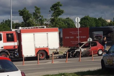 Автомобил се запали на бул Монтевидео в София показаха пътуващите