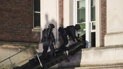 Полицията щурмува една от сградите на Колумбийския университет в Ню