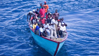 Лодка с 33 мигранти на борда беше забелязана от товарен