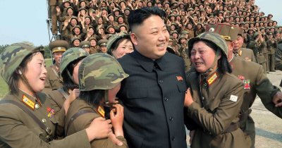 МОРАЛ ЛИ? Девици от Отряд на удоволствията забавляват Ким Чен Ун