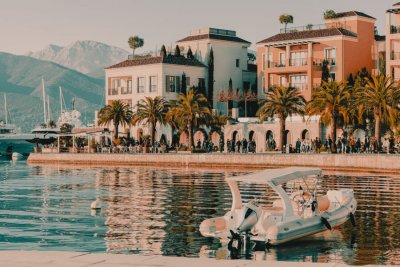 Властите в черногорския град Тиват забраниха разходките по бански