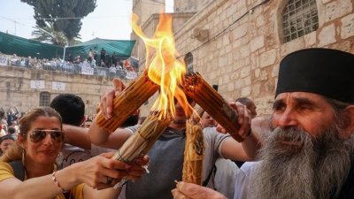 Благодатният огън слезе на Велика събота в храма на Гроба