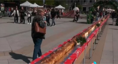 На централния площад във Враца хората празнуват с 100 метров козунак Прави