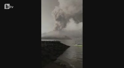 Индонезийски вулкан изригна, затвори 7 летища, 12 000 евакуирани 