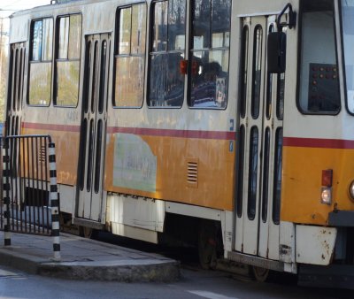 Кола и тролей се удариха в София, пътничка е в болница 