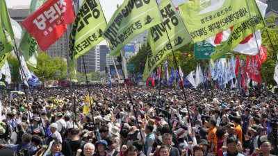 Работници от цяла Европа и Азия отбелязаха Деня на труда с масови протести
