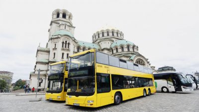 Четири двуетажни автобуси доставени от Берлин ще возят гости и