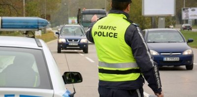 Пътни полицаи следят и правят проверки на водачи за употреба