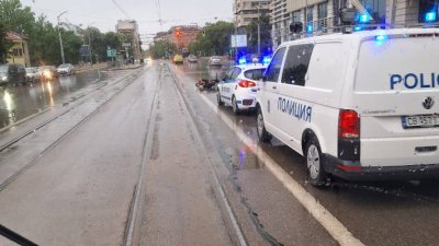 Такси блъсна 14-годишно дете на тротинетка в София