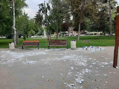 Заловиха вандалите унищожили детската великденска украса поставена в Градската градина