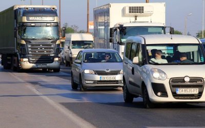 Интензивен е трафикът за товарни автомобили на изхода на границите с Румъния, Турция и Сърбия
