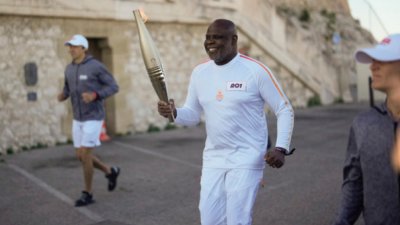Щафетата на олимпийския огън започна втория си ден в Марсилия