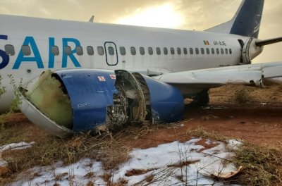 Самолет със 73 пътници се запали при излитане