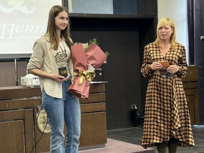 Младата Силвия Алексиева - носител на голямата награда "Петя Дубарова"