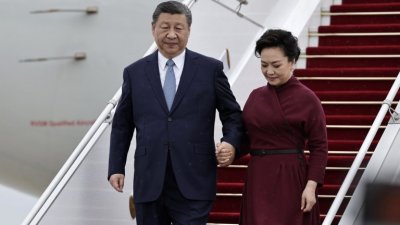 Китайският президент Си Дзинпин пристигна на посещение в Унгария  Той ще