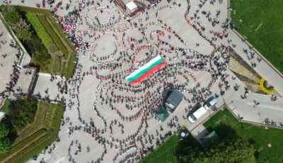 В София се опитват да направят най дългото хоро Хиляди ентусиасти