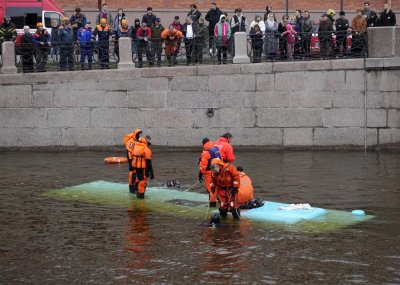 Пътнически автобус падна в река в Санкт Петербург, има загинал и ранени (СНИМКИ)