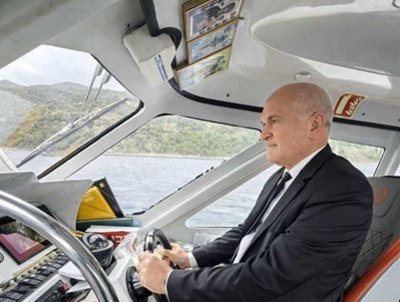 Премиерът Димитър Главчев лично пое управлението на катера с който