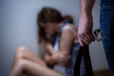 56 годишен мъж преби съпругата си в Перник съобщиха от полицията За спор