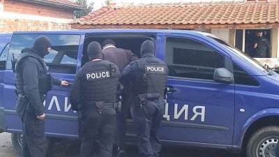 Петима души са задържани при акция срещу купения вот в Бургас