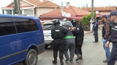 Деветима задържани при акция срещу купения вот в Бургас (СНИМКИ)