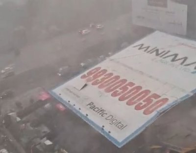 Трима загинаха, а 59 са ранени след падане на билборд в Мумбай
