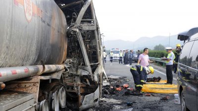 Девет души загинаха при катастрофа между бус и камион в Китай